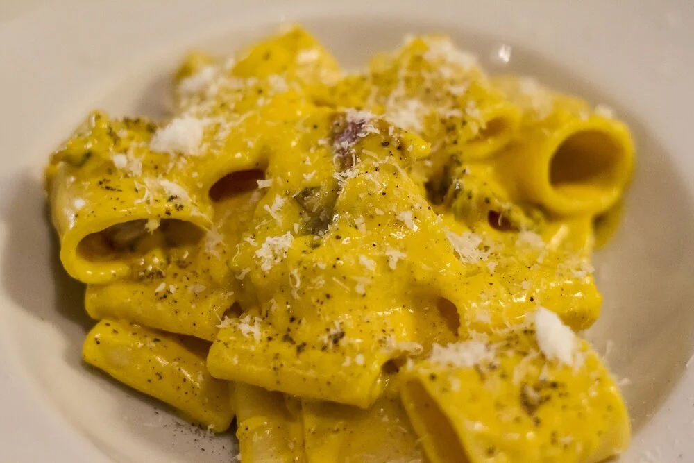 Pasta a la carbonara cremosa: receta. Imagen de www.lazanzararoma.com